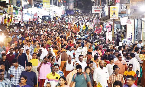 புரட்டாசி மாத பவுர்ணமி: திருவண்ணாமலையில் லட்சக்கணக்கான பக்தர்கள்  கிரிவலம்