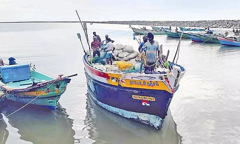 3 நாட்களுக்கு பிறகு கடலுக்கு மீன்பிடிக்க சென்ற வேதாரண்யம் மீனவர்கள்