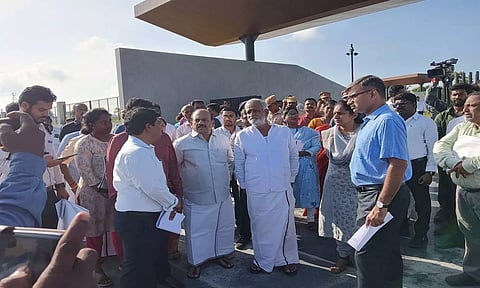கிளாம்பாக்கம் பஸ் நிலைய பூங்காவில் அமைச்சர்கள் சேகர்பாபு, தா.மோ.அன்பரசன் ஆய்வு
