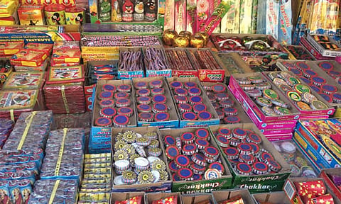 தமிழ்நாடு முழுவதும் விற்பனை சூடுபிடித்தது- 6,585 பட்டாசு கடைகளுக்கு அனுமதி