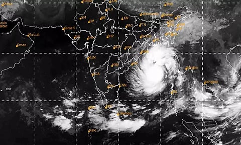 இன்று இரவு கரையை கடக்கும் டானா புயல்- தயார் நிலையில் 56 பேரிடர் மீட்பு குழுக்கள்