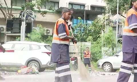 சிதறி கிடக்கும் பட்டாசு குப்பைகள்- தூய்மைப்பணியில் பணியாளர்கள் தீவிரம்