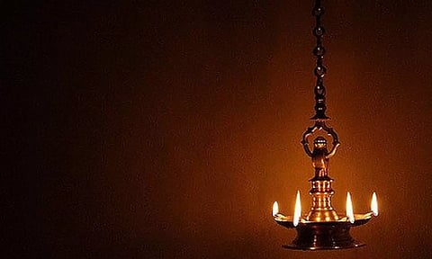 சரவிளக்கு ஏற்றுவதன் பலன்கள்
