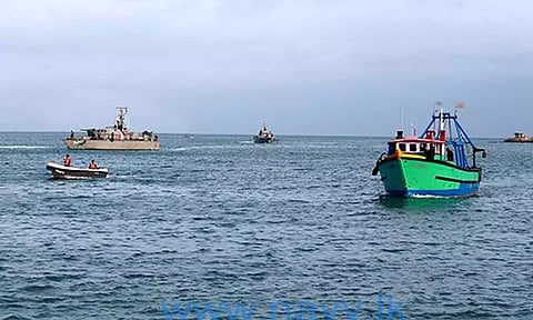 தமிழக மீனவர்கள் 12 பேர் கைது- இலங்கை கடற்படை அட்டூழியம்