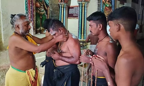 கார்த்திகை மாதம் பிறக்க உள்ள நிலையில் மாலை அணிய தயாராகி வரும் ஐயப்ப பக்தர்கள்