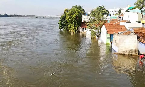 கனமழை காரணமாக பவானியில் மழை வெள்ளம்: பொதுமக்கள் அவதி