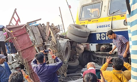 டிரக் மீது மோதி தடம் புரண்ட பயணிகள் ரெயில் - ஜார்க்கண்டில் பரபரப்பு