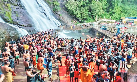 குற்றாலத்தில் குவிந்த ஐயப்ப பக்தர்கள்