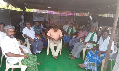எரிவாயு குழாய்களை சாலையோரமாக பதிக்க வலியுறுத்தி விவசாயிகள் 2-வது நாளாக போராட்டம்