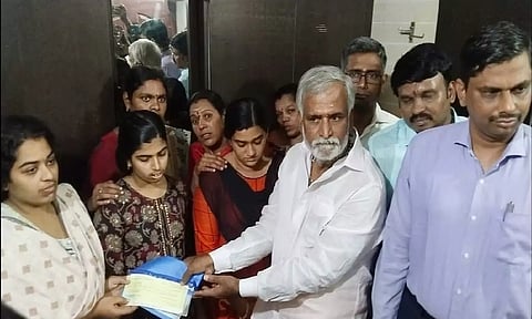 கோவில் யானை தாக்கி பாகன் பலி: ரூ.10 லட்சம் நிவாரணம் வழங்கிய அமைச்சர் சேகர்பாபு