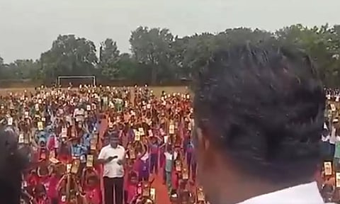 Video : உதயநிதி பிறந்தநாள் - மாணவர்களை நிற்கவைத்து வாழ்த்து சொல்ல வைத்த தி.மு.க. நிர்வாகிகள்