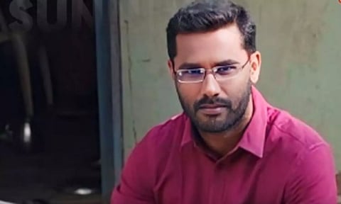 மாணவரின் புத்தகத்தில் சாதி பெயரை எழுதிய ஆசிரியர் பணியிடை நீக்கம்