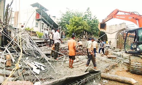 கோரிப்பாளையத்தில் மேம்பால கட்டுமான பணியின்போது கான்கிரீட் தளம் இடிந்து  4 தொழிலாளர்கள் படுகாயம்