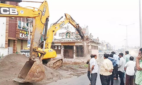 கோபி செட்டிபாளையத்தில் சாலை விரிவாக்கம் செய்வதற்காக மாரியம்மன் கோவில் இடித்து அகற்றம்