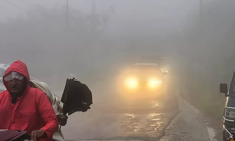 கொடைக்கானலில் கடும் பனிமூட்டத்துடன் சாரல் மழை-  வாகன ஓட்டிகள் அவதி