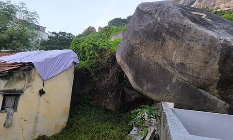 &nbsp;கிருஷ்ணகிரி மலையில் இருந்து உருண்டு வந்து விழுந்த ராட்சத பாறையை காணலாம்