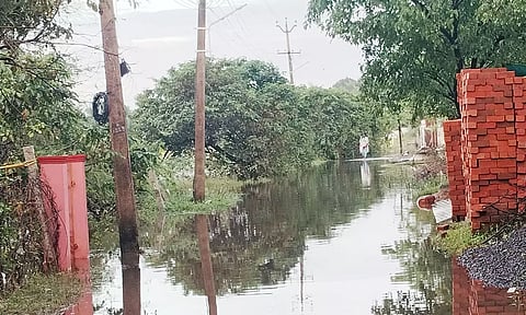 200 வீடுகளை ஒரு வாரமாக சூழ்ந்து நிற்கும் மழை நீர்