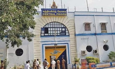 கோவை மத்திய ஜெயிலில் போலீசாரை தாக்கிவிட்டு தப்ப முயன்ற கைதிகள்