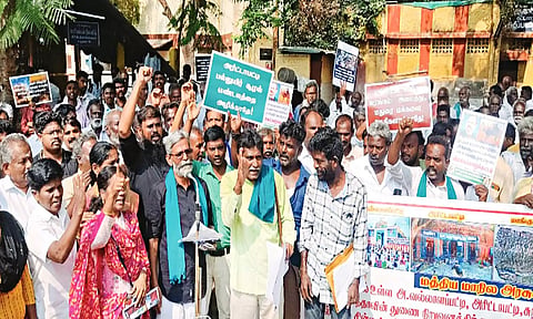 டங்ஸ்டன் திட்டத்திற்கு எதிர்ப்பு: மதுரை கலெக்டர் அலுவலகம் முன்பு கிராம மக்கள் கவனஈர்ப்பு போராட்டம்