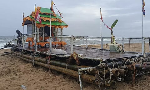 கல்பாக்கம் அருகே கரை ஒதுங்கிய விநோத படகு- அதிகாரிகள் விசாரணை