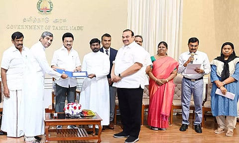 தேவாலயங்கள்- பள்ளிவாசல்- தர்காக்களை புதுப்பிக்க ரூ.3.65 கோடிக்கான காசோலை: மு.க.ஸ்டாலின் வழங்கினார்