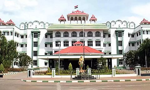 ஊராட்சித் தலைவர் மீது அரசியல் பழி வாங்கும் நடவடிக்கையாகவே பொய்யான வழக்கு பதிவு செய்யப்பட்டுள்ளது- நீதிபதிகள் கருத்து