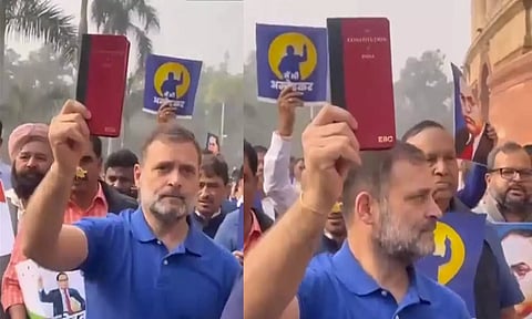 அம்பேத்கரை குறிக்கும் விதமாக நீல நிற டீ-ஷர்ட் அணிந்து பாராளுமன்றத்திற்கு வந்த ராகுல் காந்தி