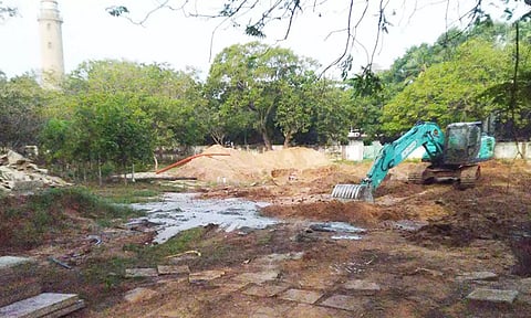 மரகத பூங்காவில் ஒளிரும் தோட்டம் பணி 'திடீர்' நிறுத்தம்