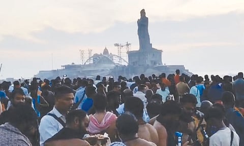 சுற்றுலா பயணிகள் குவிந்ததால் களைகட்டிய கன்னியாகுமரி