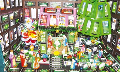 'டம்மி' செல்போன்களால் உருவான கிறிஸ்துமஸ் குடில்- அரசு பள்ளி ஆசிரியர் அசத்தல்