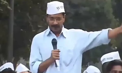 குடித்துவிட்டு அரசியலமைப்பு எழுதினர்-பரவும் கெஜ்ரிவாலின் பழைய வீடியோ: வழக்கு தொடர்ந்த ஆம் ஆத்மி