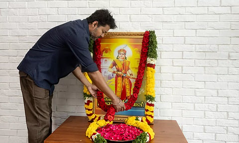 வீரமங்கை வேலுநாச்சியார் நினைவு நாள்.. உருவப்படத்திற்கு த.வெ.க. தலைவர் விஜய் மரியாதை