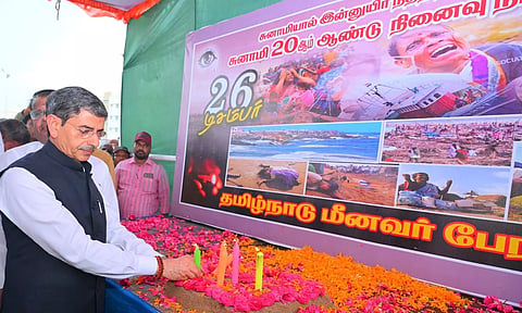 சுனாமி நினைவு தினம்- நொச்சிக்குப்பம் கடற்கரையில் கவர்னர் அஞ்சலி