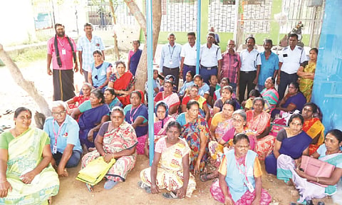 சம்பள உயர்வு கோரி.... திருப்பூர் அரசு ஆஸ்பத்திரி தூய்மை பணியாளர்கள் `திடீர்' போராட்டம்