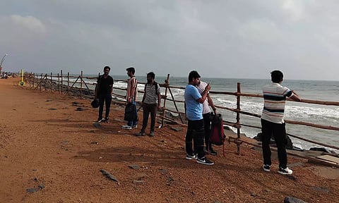 புதுச்சேரி கடற்கரையில் தடுப்பு கட்டைகள் அமைக்கப்பட்டிருந்த காட்சி.