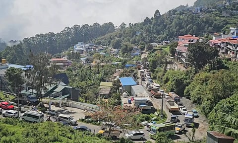 கொடைக்கானல் பிரதான சாலையில் நீண்ட வரிசையில் இன்று அணிவகுத்து நின்ற வாகனங்கள்