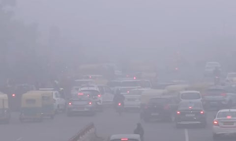 கடும் மூடுபனி-  டெல்லியில் ரெயில் மற்றும் விமான சேவையில் பாதிப்பு