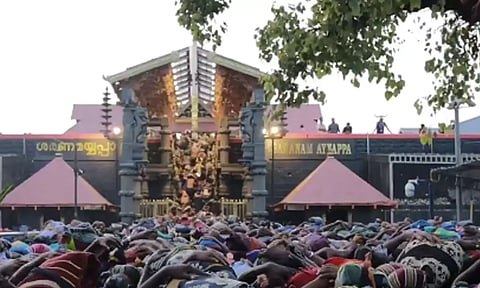 சபரிமலையில் நிரம்பி வழியும் பக்தர்கள் கூட்டம்