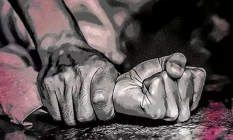 பரீட்சைக்கு வந்த  பெண் பயிற்சி மருத்துவரை பாலியல் வன்கொடுமை செய்த மூத்த மருத்துவர்..