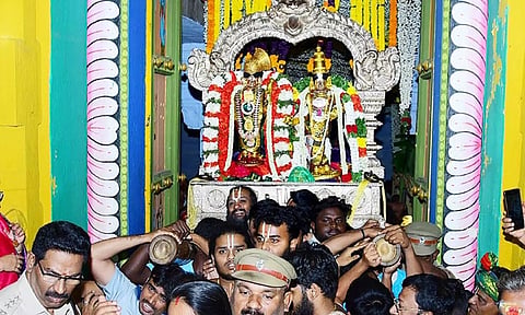 ஸ்ரீவில்லிபுத்தூர் ஆண்டாள் கோவிலில் சொர்க்கவாசல் திறப்பு: பல்லாயிரக்கணக்கான பக்தர்கள் தரிசனம்
