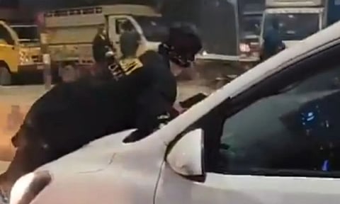 VIDEO: காதலனுடன் காரில் சென்ற மனைவி.. பல கிலோமீட்டர் பானட்டில் தொங்கிய கணவன்