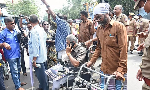 கோரிக்கைகளை வலியுறுத்தி மாற்றுத்திறனாளிகள் மறியல் போராட்டம்