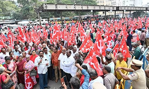 தமிழ்நாடு முழுவதும் போக்குவரத்து ஊழியர்கள் போராட்டம்