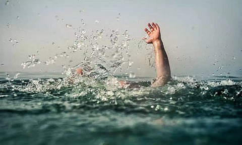 மகன் இறந்த துக்கத்தில் ஆற்றில் குதித்து கணவன்-மனைவி தற்கொலை