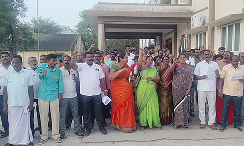 பொன்னேரி வட்டாட்சியர் அலுவலகம் முன்பு வருவாய் கிராம ஊழியர்கள் ஆர்ப்பாட்டம்