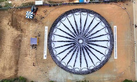 4500 மாணவர்கள் ஒன்று சேர்ந்து உருவாக்கிய அசோக சக்கரம்.
