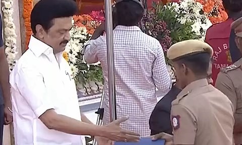 கள்ளச்சாராய ஒழிப்பில் சிறப்பாக பணியாற்றிய 5 போலீசாருக்கு காந்தியடிகள் விருது