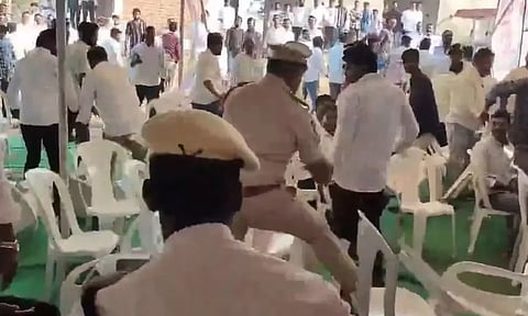 தெலுங்கானாவில் அரசு விழாவில் நாற்காலி, முட்டைகள் வீசி தாக்குதல்- எம்.எல்.ஏ. கைது