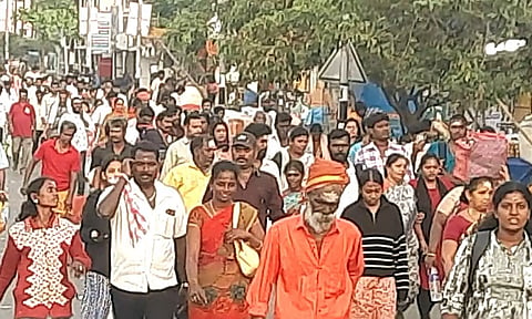 திருவண்ணாமலையில் கிரிவலம்- ரெயில்களில் பக்தர்கள் கூட்டம் அலைமோதியது