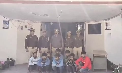 உத்தரபிரதேசத்தில் 8 வங்கதேசத்தினர் கைது- போலி ஆதார் கார்டு பறிமுதல்